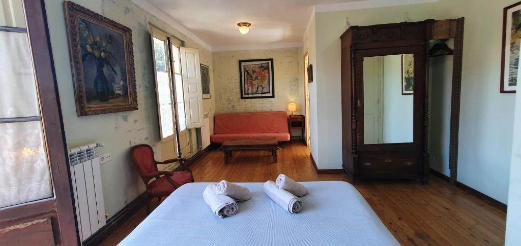 Postel nebo postele na pokoji v ubytování La Casona de La Vega junto a Cangas de Onís