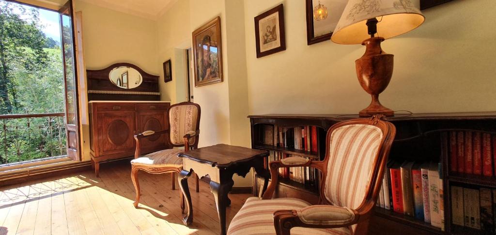 Posezení v ubytování La Casona de La Vega junto a Cangas de Onís