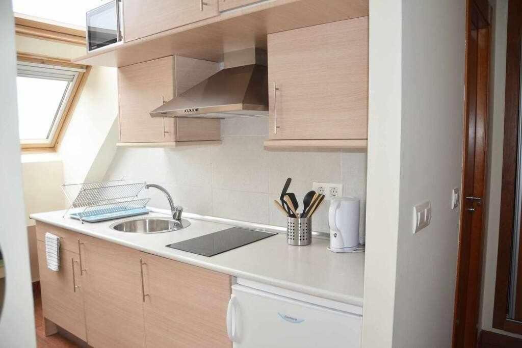Kuchyňa alebo kuchynka v ubytovaní Serraneu studio con parking privado
