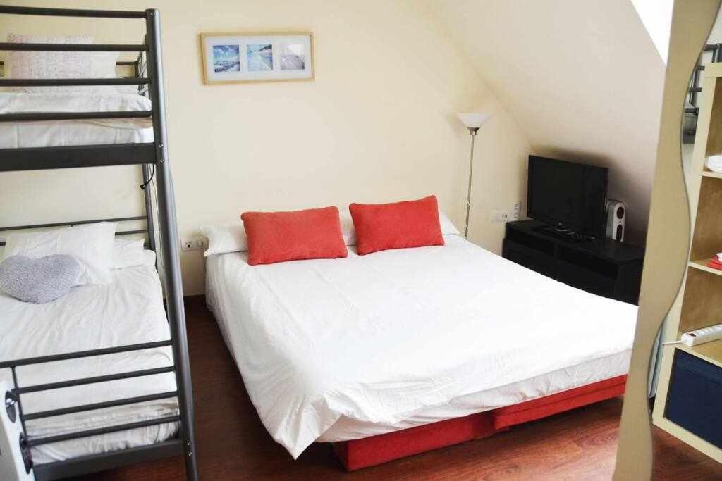 Posteľ alebo postele v izbe v ubytovaní Serraneu studio con parking privado