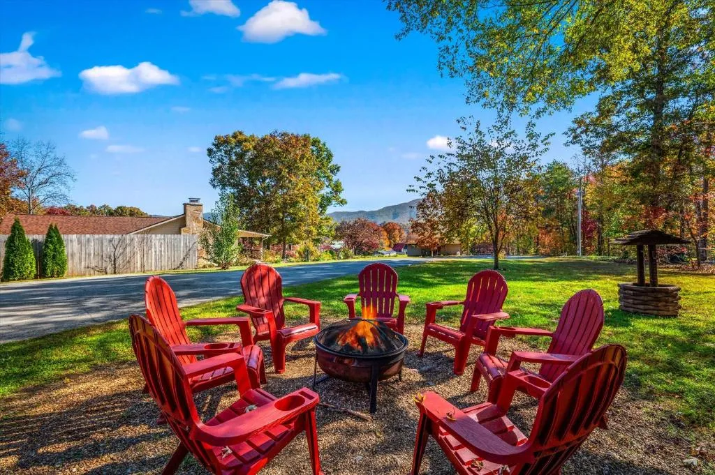 Peaceful Mtn View- Hot Tub- Fire Pit- Pets- Pond