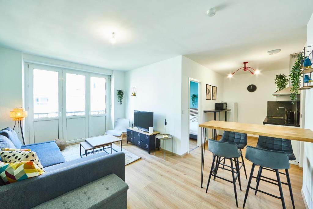 un salon avec un canapé et une table dans l'établissement BE-3D - Appartement F3 pour 1-4 pers au 3ème étage au centre de Mulhouse, à Mulhouse