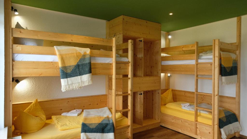 Zimmer mit Etagenbett und 3 Etagenbetten. in der Unterkunft Villa Lydia in Kurort Altenberg