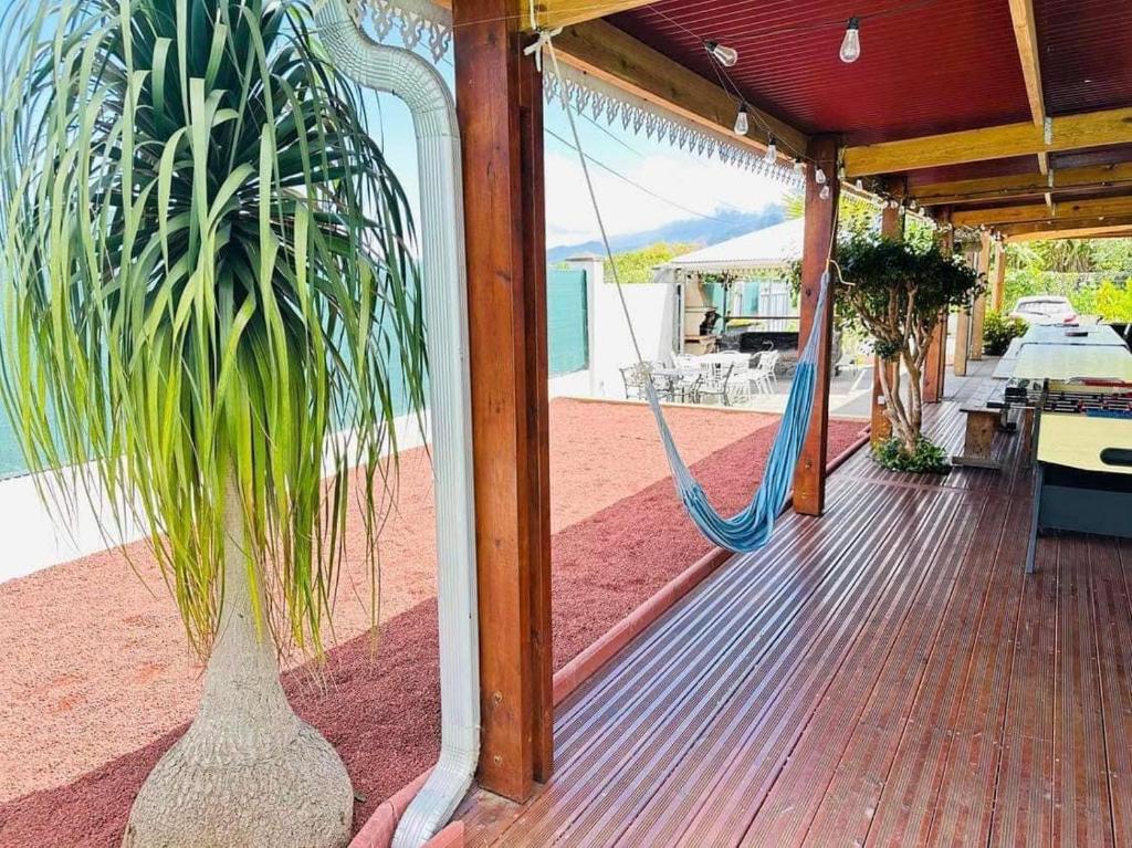 ル・タンポンにあるVilla A-Bleuのハンモック付きポーチ