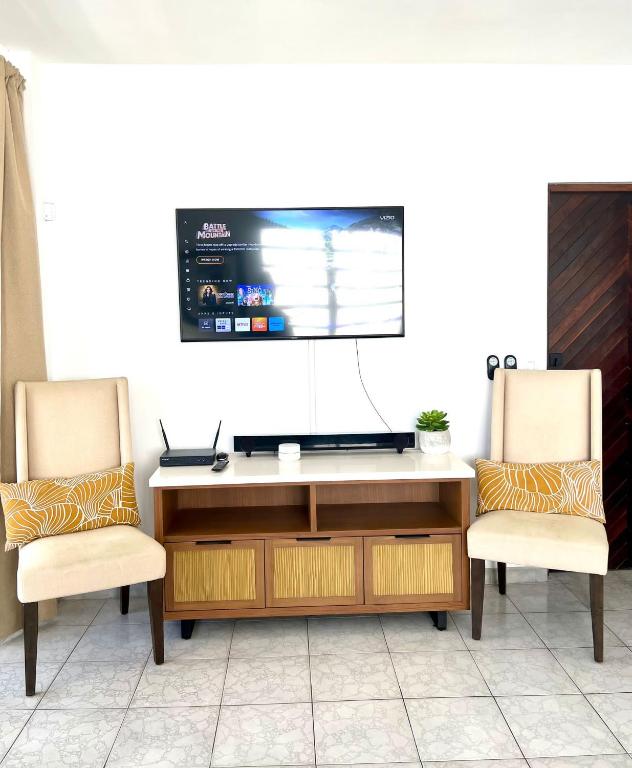TV a/nebo společenská místnost v ubytování Trinitaria House Hotel