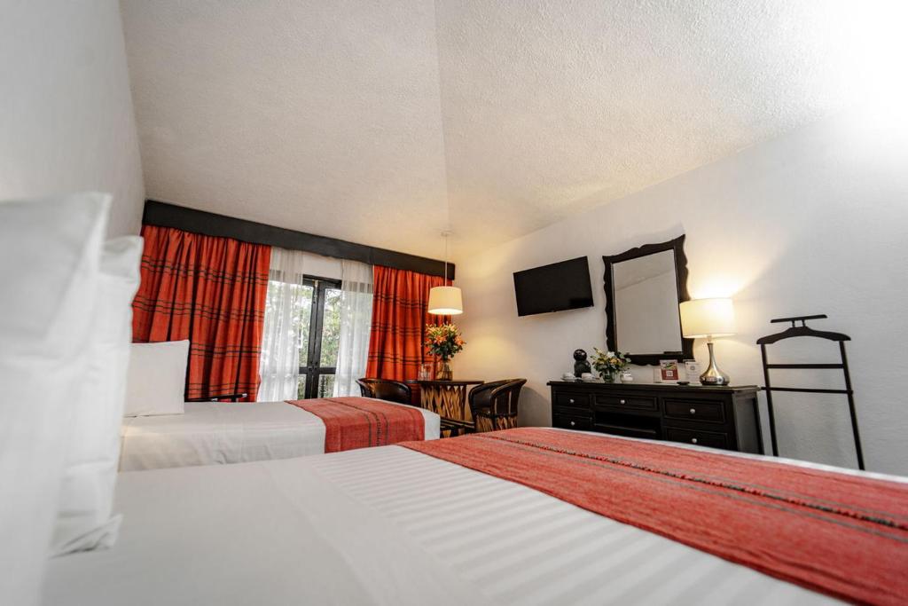 Postel nebo postele na pokoji v ubytování Best Western Plus Posada de Don Vasco