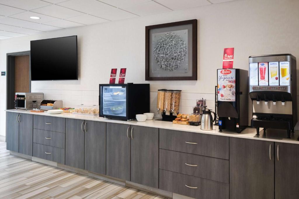 Příslušenství pro přípravu čaje a kávy v ubytování Best Western Plus Prince George