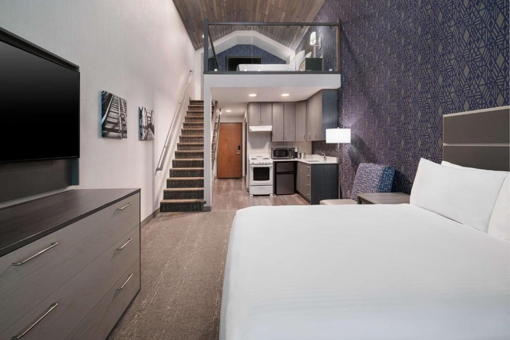Postel nebo postele na pokoji v ubytování Best Western Plus Prince George