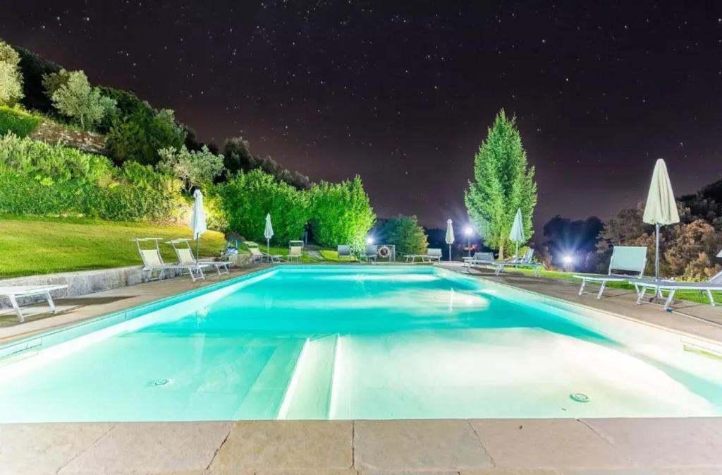 Bazén v ubytování Charming Studio with Shared Pool in Loro Ciuffenna nebo v jeho okolí