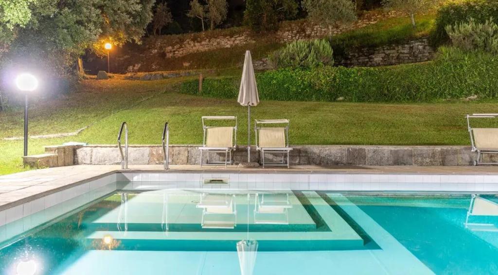 Bazén v ubytování Charming Studio with Shared Pool in Loro Ciuffenna nebo v jeho okolí