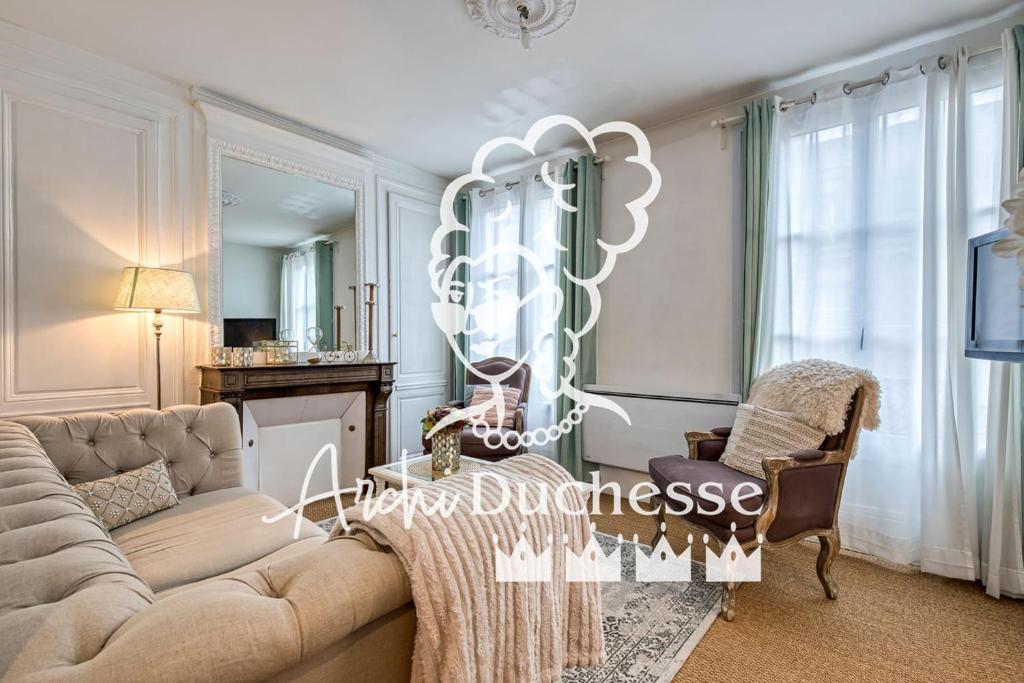 un salon avec un canapé et un miroir dans l'établissement Bérénice élégant F3 avec emplacement privilégié, à Rouen