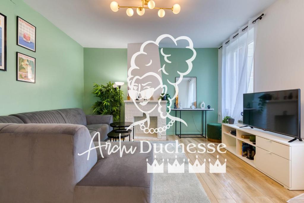 un salon avec un canapé et une télévision dans l'établissement Trixie jolie maison avec jardin, à Rouen