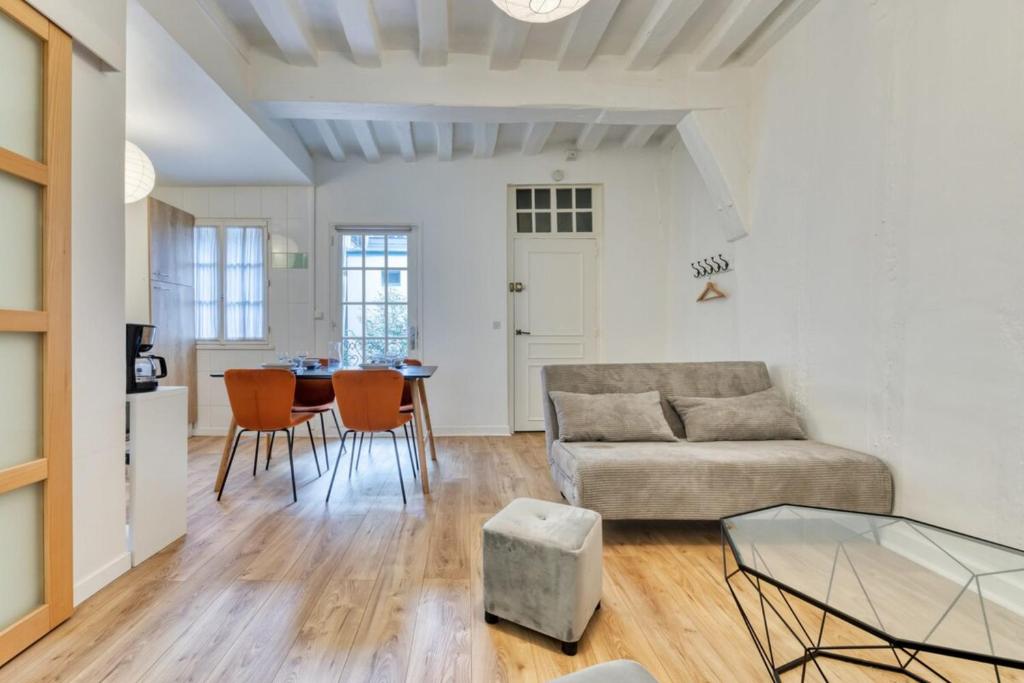 un salon avec un canapé et une table dans l'établissement Damien votre F3 2 chambres terrasse à Rouen, à Rouen