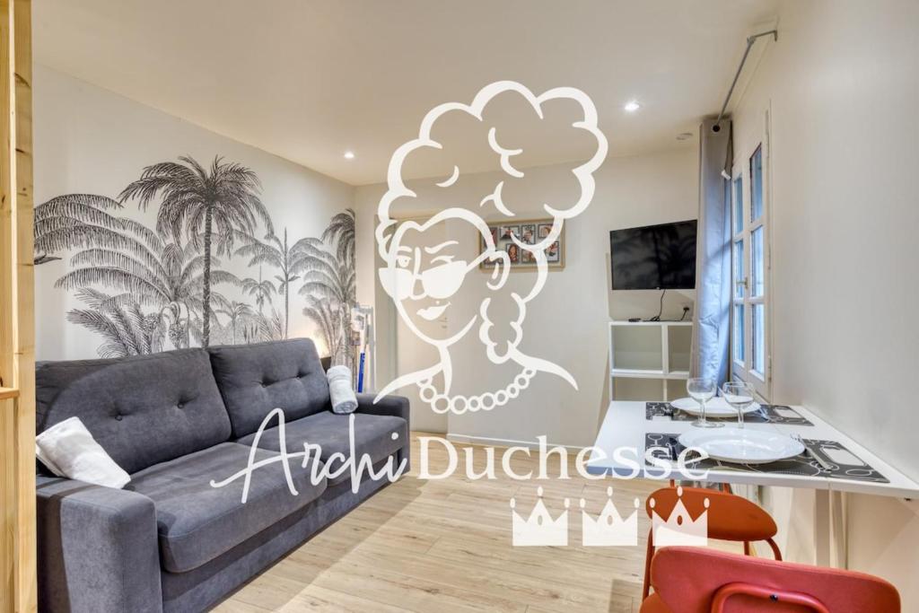 - un salon avec un canapé et une fresque murale représentant une femme dans l'établissement Antoine joli studio gare de Rouen !, à Rouen