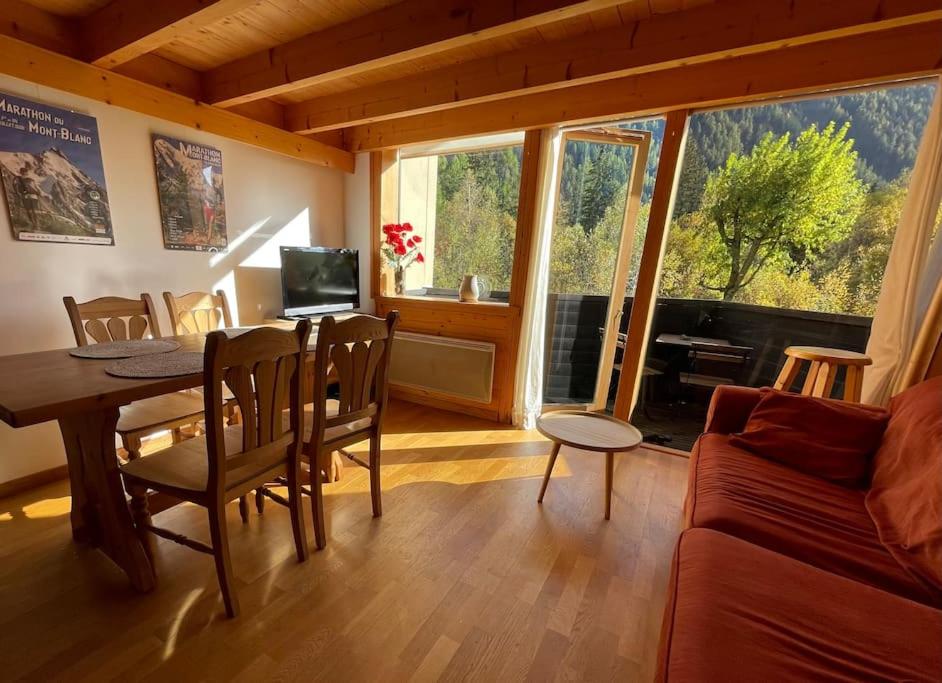 un salon avec une table et un canapé dans l'établissement Duplex 4 personnes, à Chamonix-Mont-Blanc