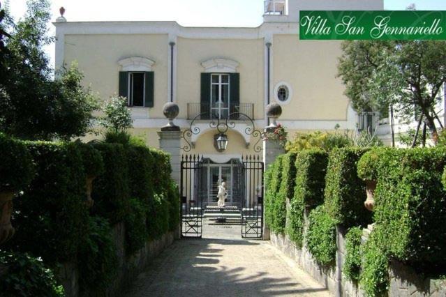 un bâtiment avec une porte devant lui dans l'établissement B&B Villa San Gennariello, à Portici