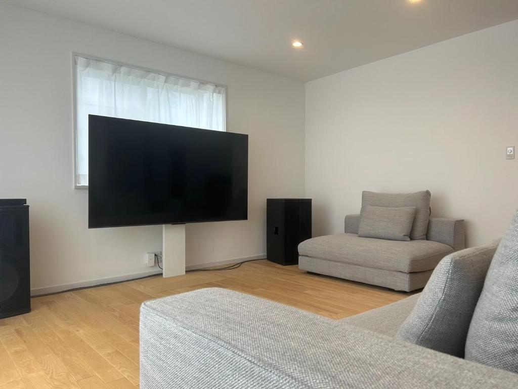 Μια τηλεόραση ή/και κέντρο ψυχαγωγίας στο Bright House Saluton in Atami - Vacation STAY 18798v