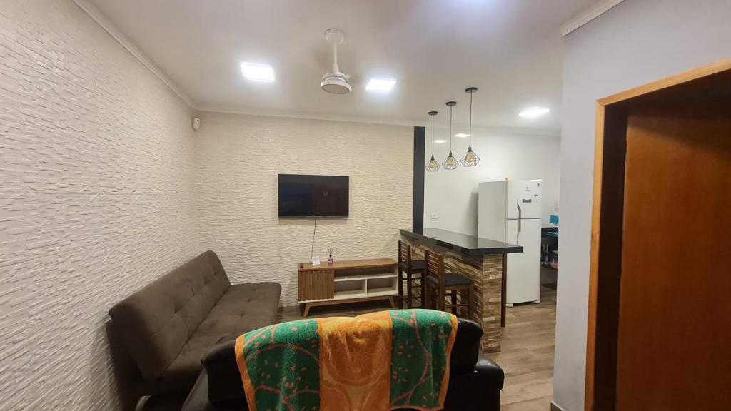 ペルイベにあるKitnets Peruíbe casa 02のソファとテーブルのあるリビングルーム