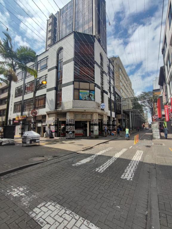 an empty street in a city with a tall building at La gran mansión en el centro de Pereira in Pereira