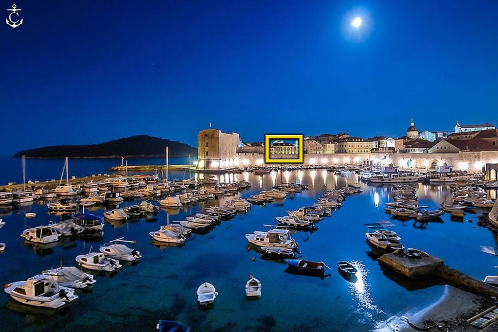 Un montón de barcos en un puerto por la noche en Central Apartment, en Dubrovnik
