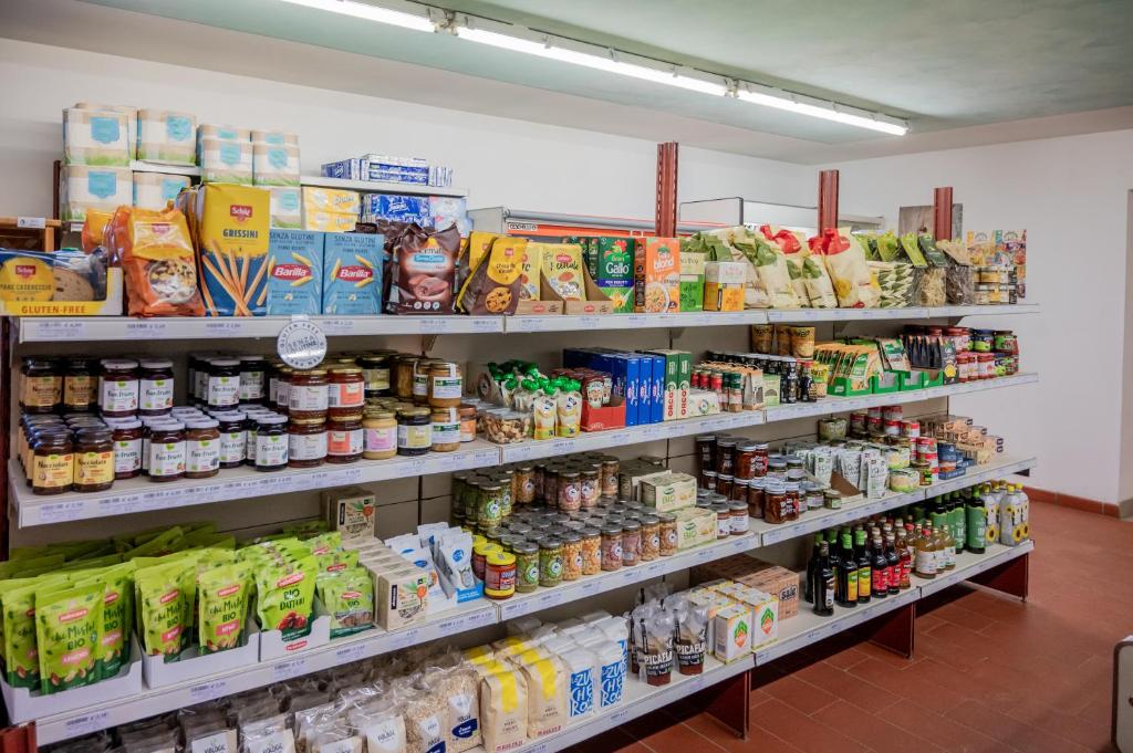 Supermarket nebo jiné obchody v  kempu nebo okolí
