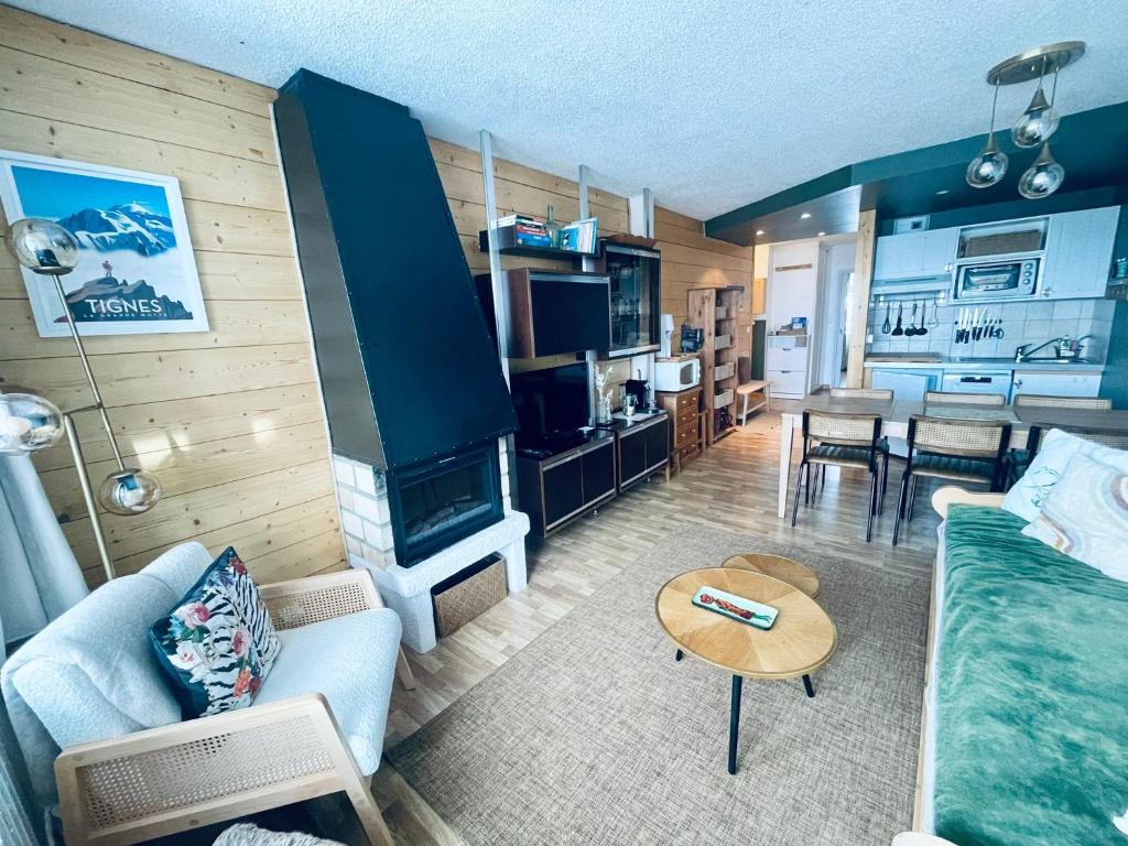 un salon avec un canapé et une cheminée dans l'établissement MyHome - Le 44 ! Beau T2 plein centre Val Claret, skis aux pieds, 4 pax, à Tignes