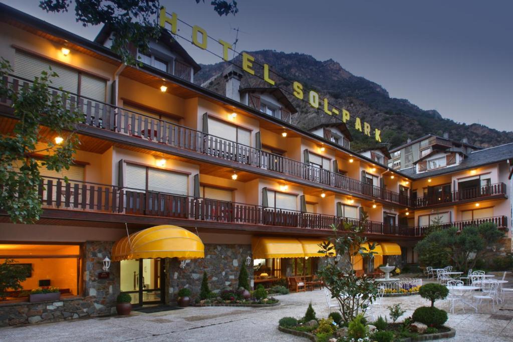 Nespecifikovaný výhled na hory nebo výhled na hory při pohledu z hotelu