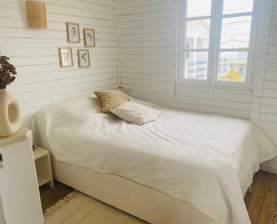Ένα ή περισσότερα κρεβάτια σε δωμάτιο στο Chalet de plage, authentique !
