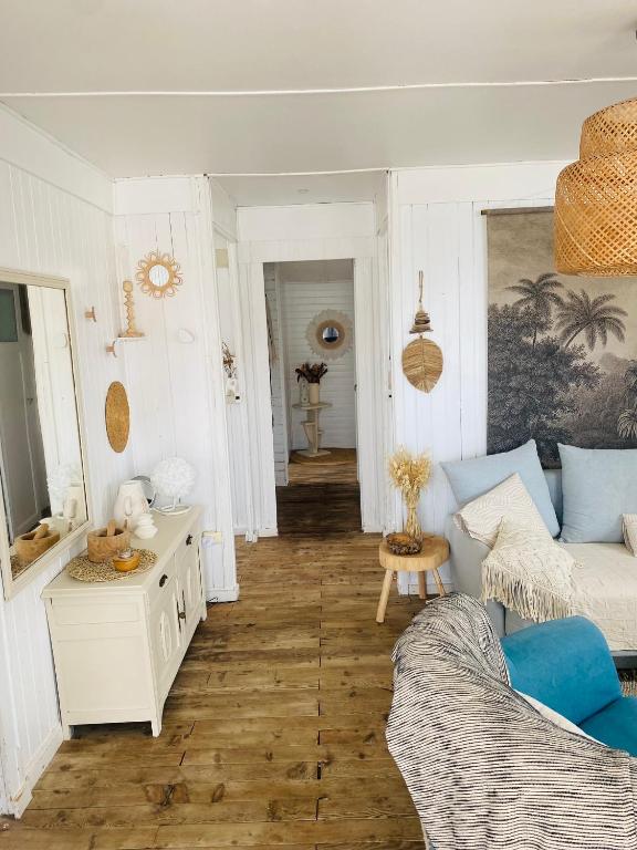 un salon avec un canapé et une table dans l'établissement Chalet de plage, authentique !, à Gruissan