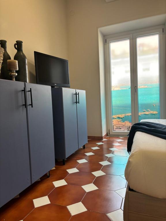 Televízia a/alebo spoločenská miestnosť v ubytovaní Vesuvio House