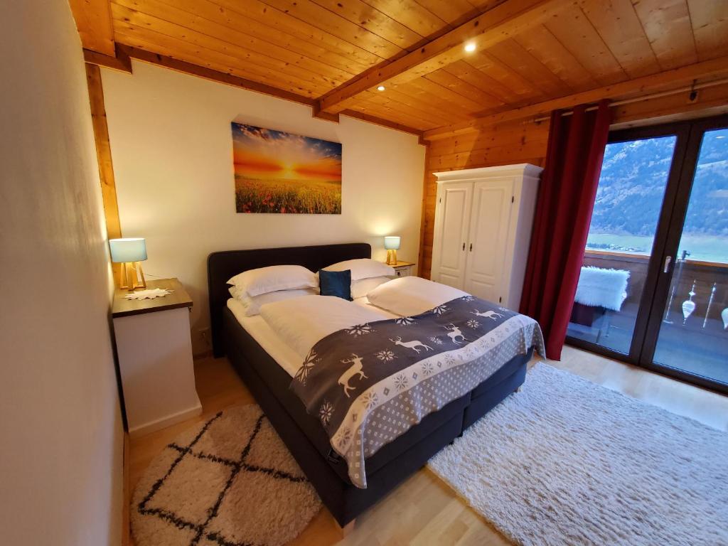 Posteľ alebo postele v izbe v ubytovaní Urlaub am Krausberghof, Apartment mit Balkon und Parkplatz, inmitten der Natur, kostenfreie Kaffeekapseln, 6 Fahrminuten zur Alpentherme Gastein und zur Schlossalmbahn, Spielplatz, großer Gartenbereich