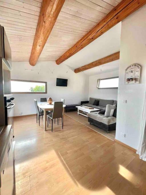 un salon avec une table et un canapé dans l'établissement Appartement de 2 à 6 personnes 3 chambres proche Aéroport Marseille Marignane -confortable - et tout équipé, à Rognac