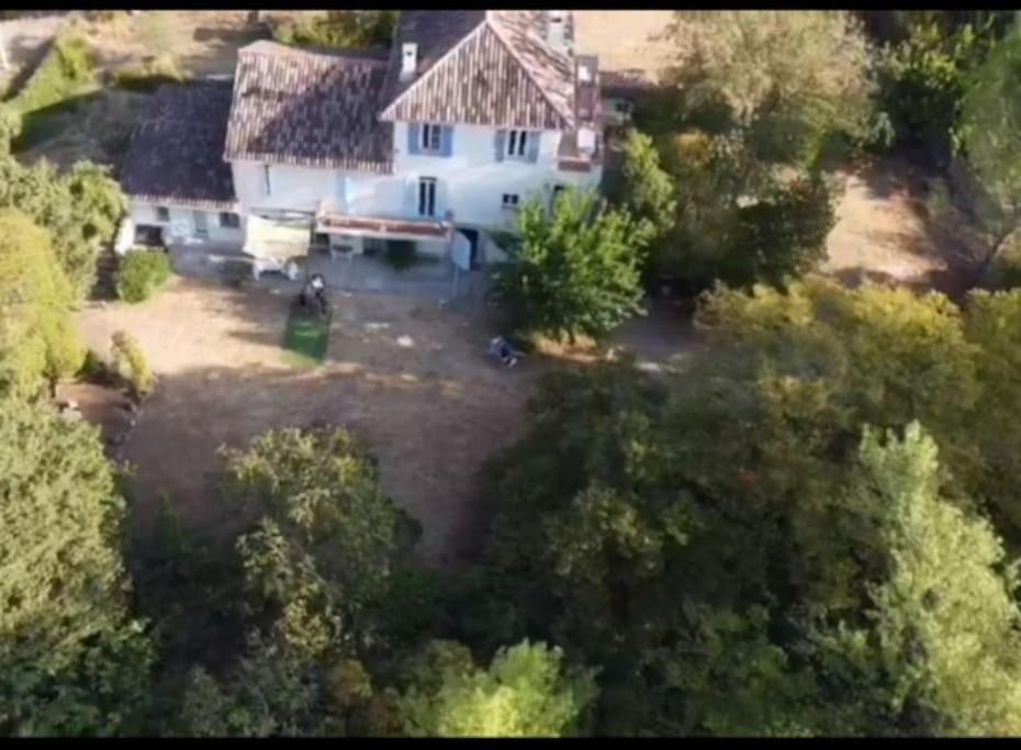 una vista aérea de una casa blanca con árboles en La Bastide du Clos Saint Michel, en Montauroux