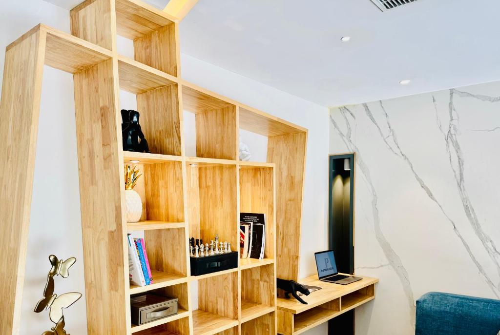 Televisor o centre d'entreteniment de The Prime Delhi - An Award Winning Hotel 2025 Traveller's Choice