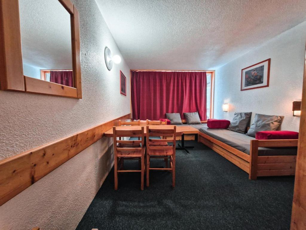 une chambre d'hôtel avec un lit, une table et un canapé dans l'établissement Résidence Lauzieres - Studio 5 personnes skis aux pieds et proche des commerces dans le village du Charvet à Arc 1800 MAE-2194, à Arc 1800
