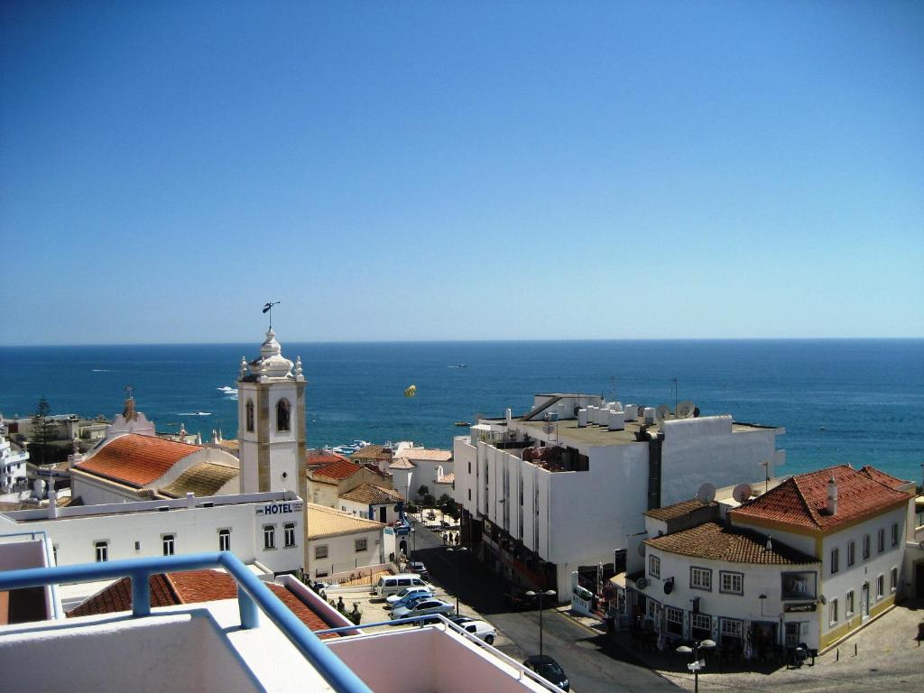 una vista aérea de una ciudad con el océano en Bay View Apartments, en Albufeira