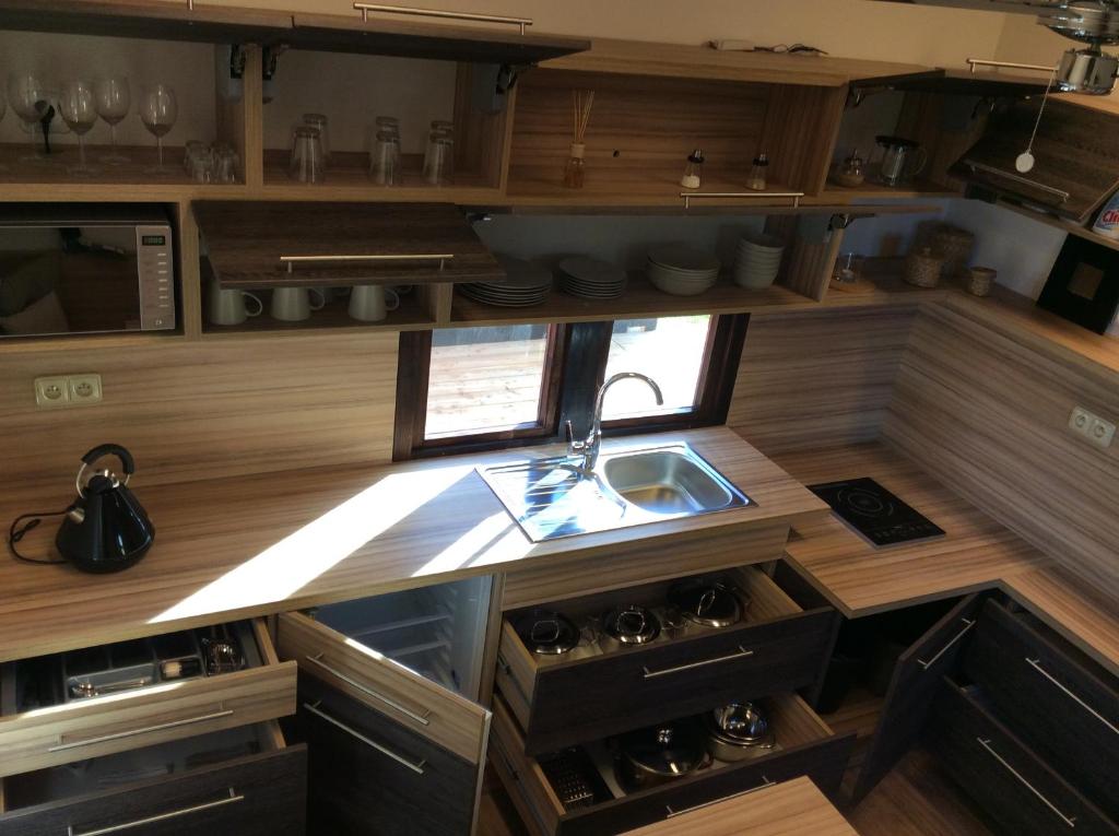 Kuchyň nebo kuchyňský kout v ubytování Apartments U Zelmanu