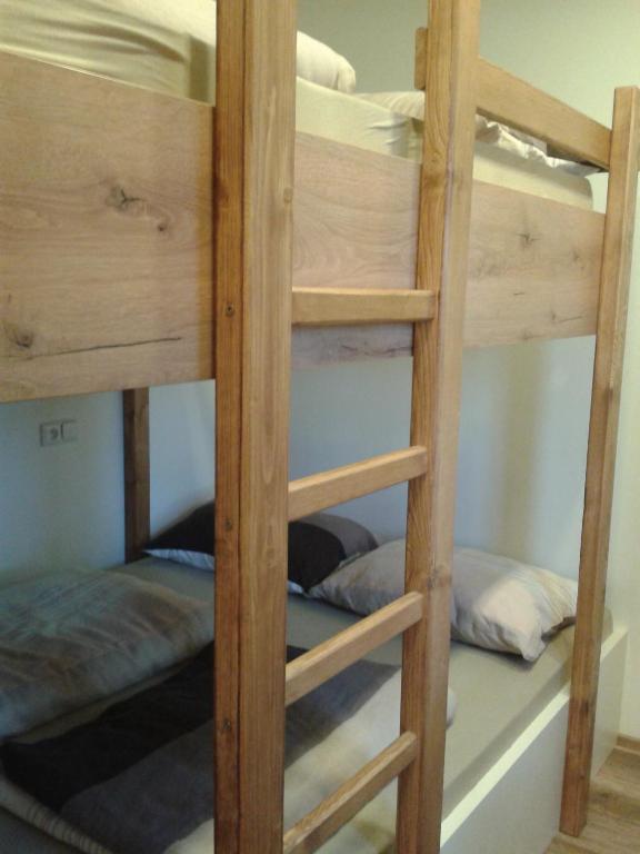 Palanda nebo palandy na pokoji v ubytování Apartments U Zelmanu