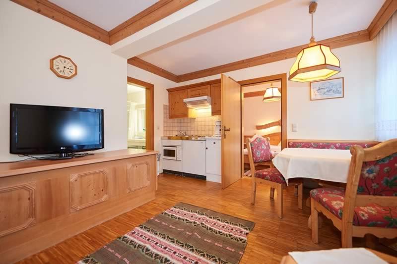 TV a/nebo společenská místnost v ubytování Hotel Koch
