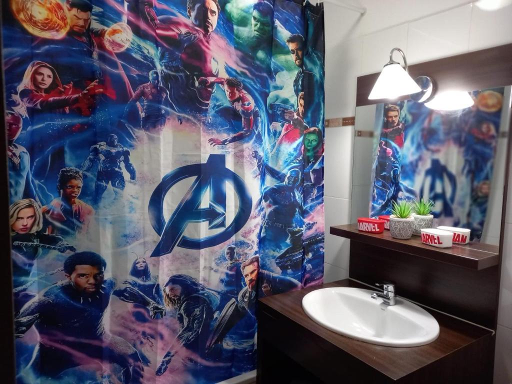 モンテヴランにあるB206 Disneyland Paris AppartementAppartementのバスルーム(クモのいる男性用シャワーカーテン付)