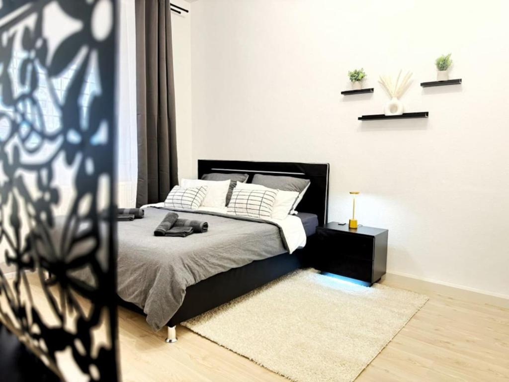 une chambre avec un lit avec une tête de lit noire dans l'établissement HolidayHome Apartments I Spacious Private Room in Heart of Berlin, à Berlin