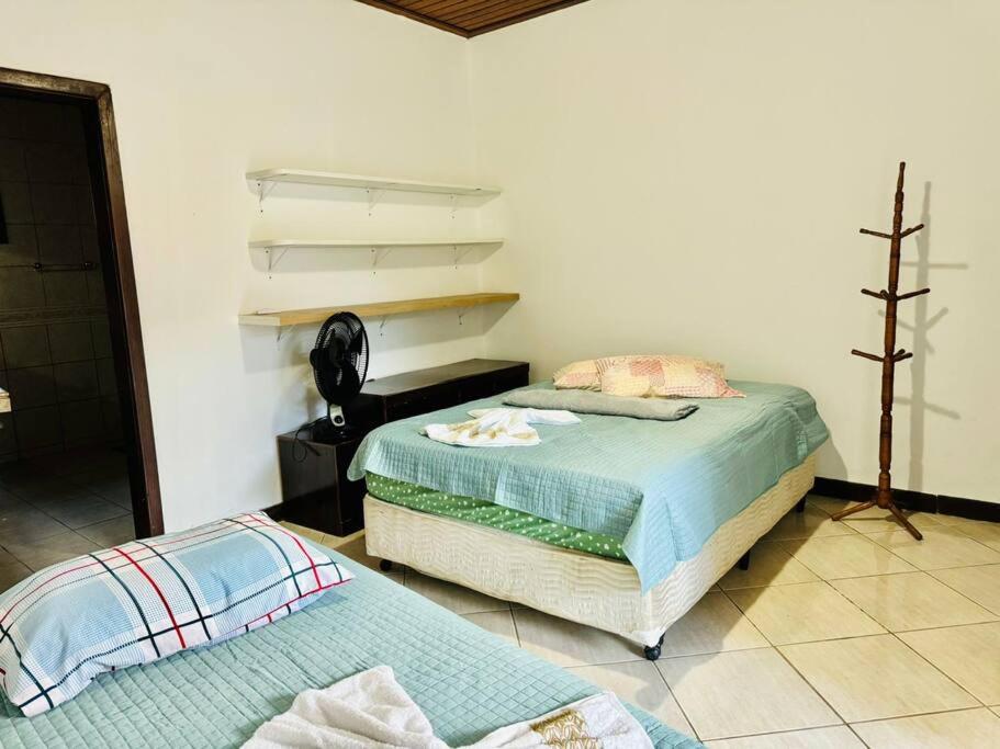 En eller flere senge i et værelse på Residência Encantos do Mar