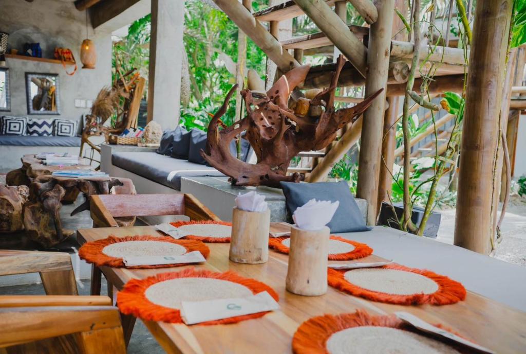 a table with plates of food on top of it at Casa Coraje in Palomino
