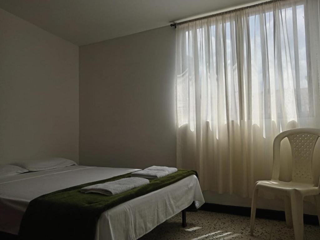 Postel nebo postele na pokoji v ubytování Casa familiar cerca a Parque Metropolitano del Café, Aeropuerto, Terminal de Transporte, Villa Olímpica, Estadio, Expofuturo