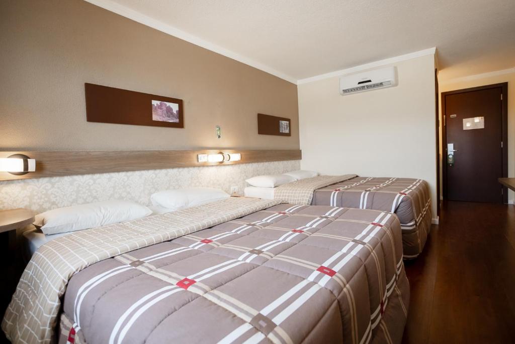 Postel nebo postele na pokoji v ubytování Hotel 10 Ponta Grossa