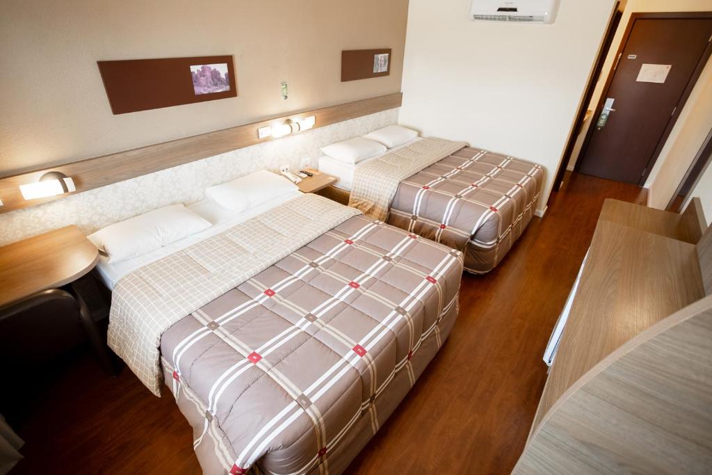 Postel nebo postele na pokoji v ubytování Hotel 10 Ponta Grossa