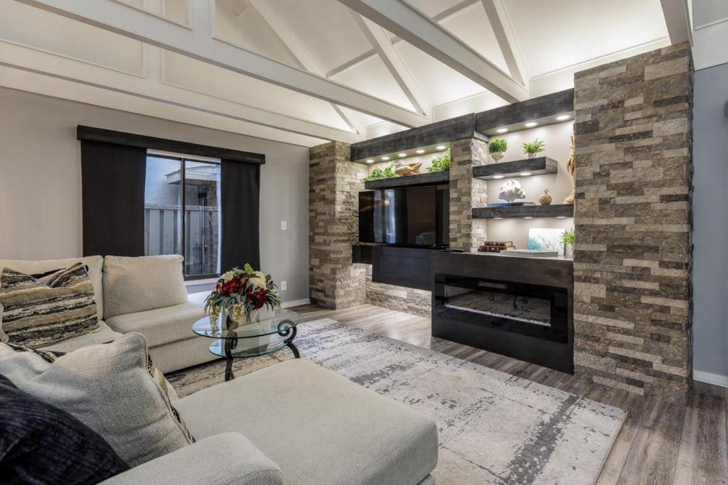 a living room with a fireplace and a tv at 573 Queen's Grant in Coffeyville