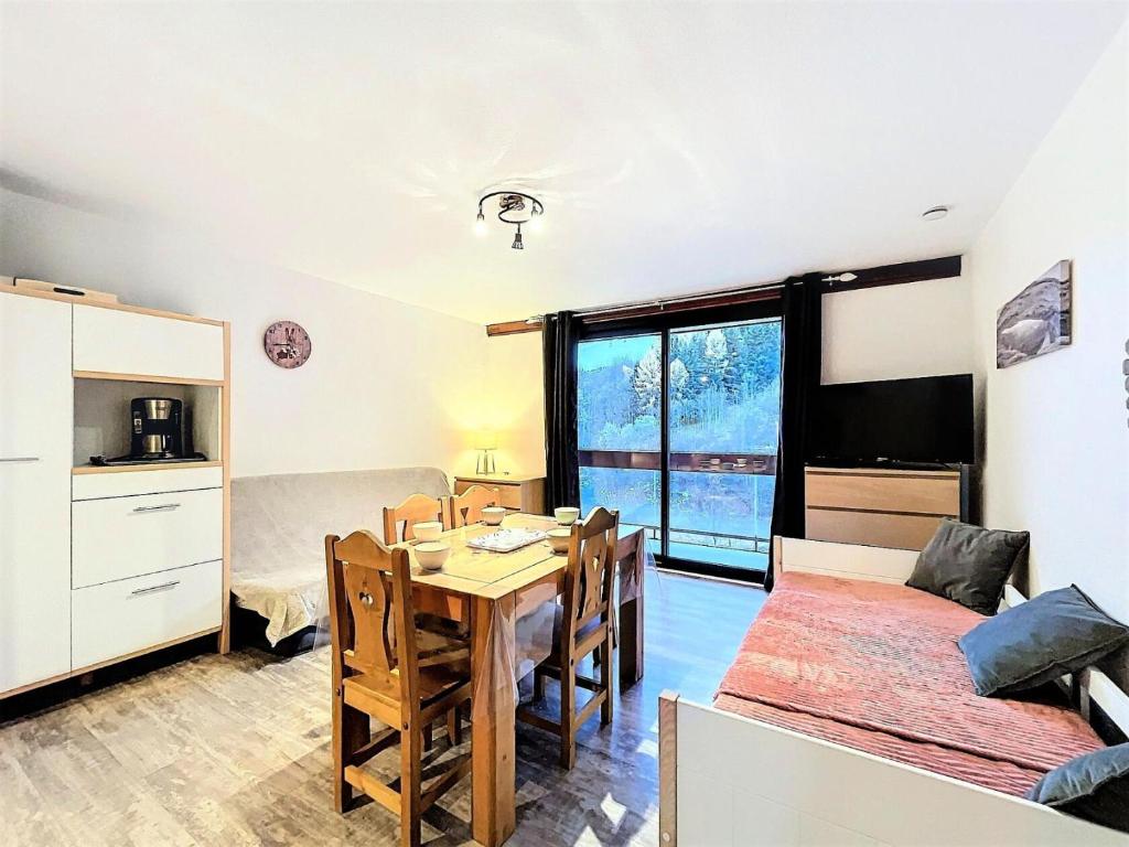 salon ze stołem jadalnym i kuchnią w obiekcie Résidence Zodiaque - BEAU STUDIO ALCOVE DE 31M² MAE-6794 w mieście Villarembert