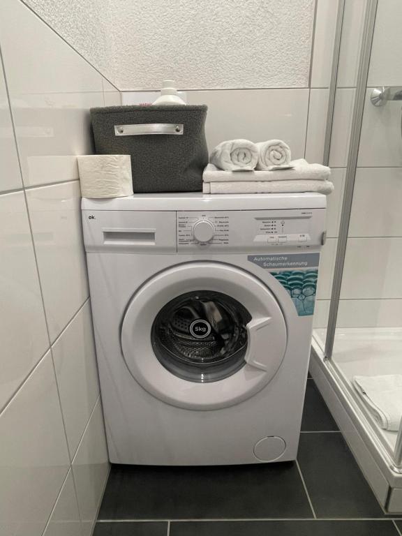 卡尔斯鲁厄Waldstadt Urban nähe KIT的小房间里的洗衣机和烘干机