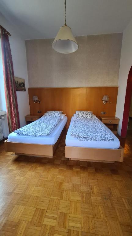 Postel nebo postele na pokoji v ubytování Vintage Castle "Schlosshof " Biker Hotel & B&B
